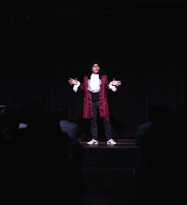 Hikaru Fray sur scène en costume