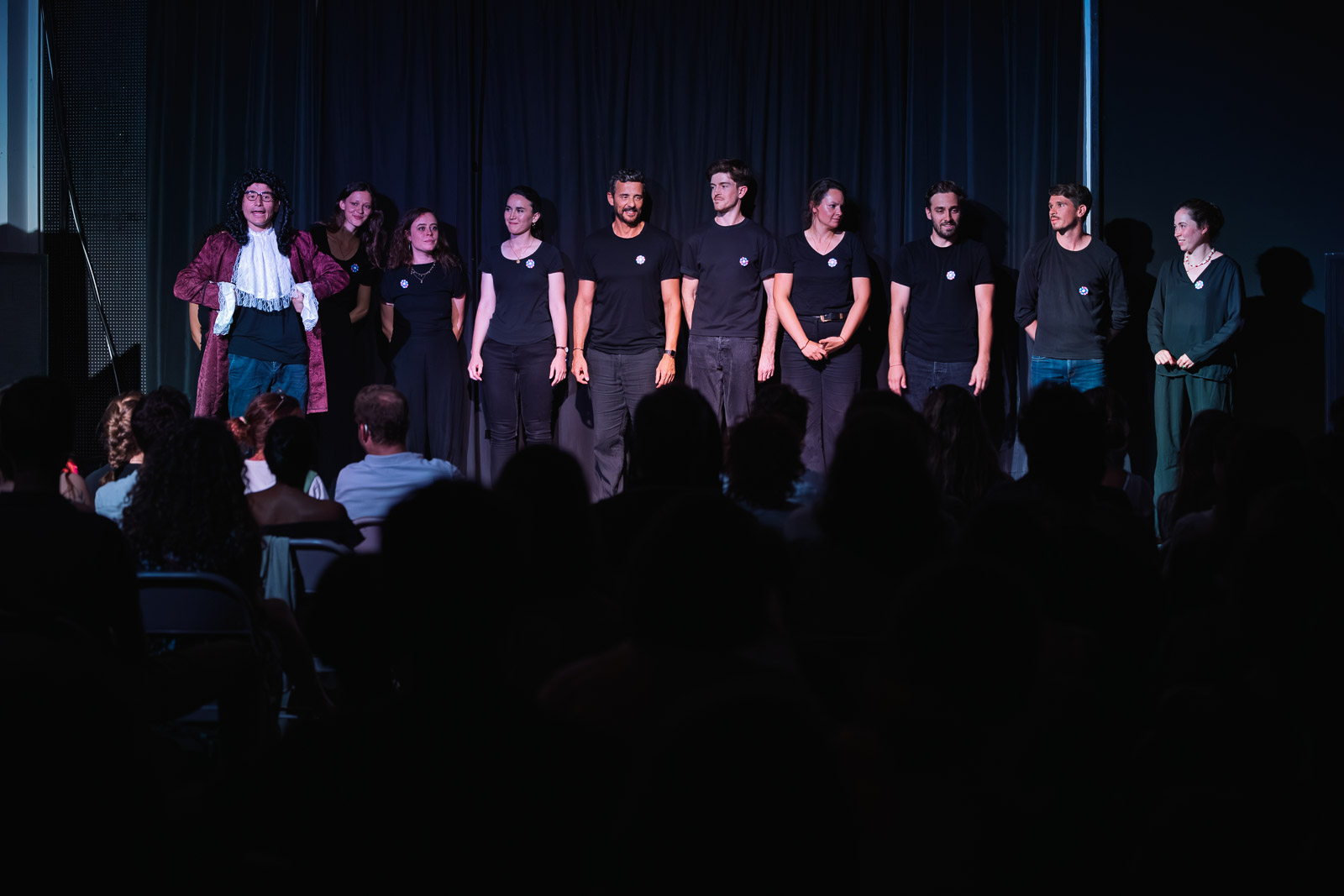 La troupe en salut final